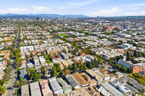 $1,975,000 | 928 11th Street, Unit 2, Santa Monica, CA 90403