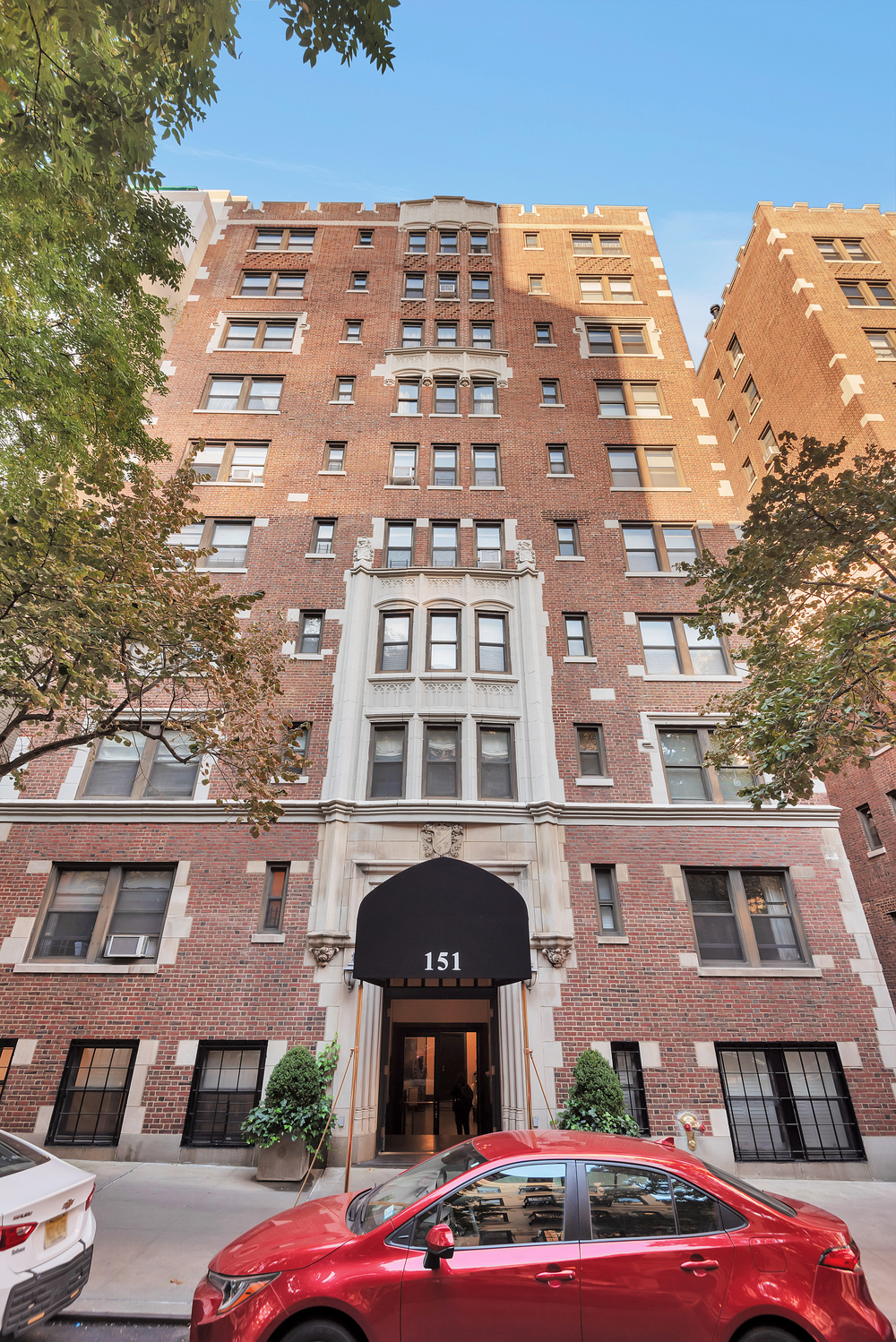 151 East 83rd Street, Unit 2E Manhattan, NY 10028 - Photo 9 of 12 a front view of a building