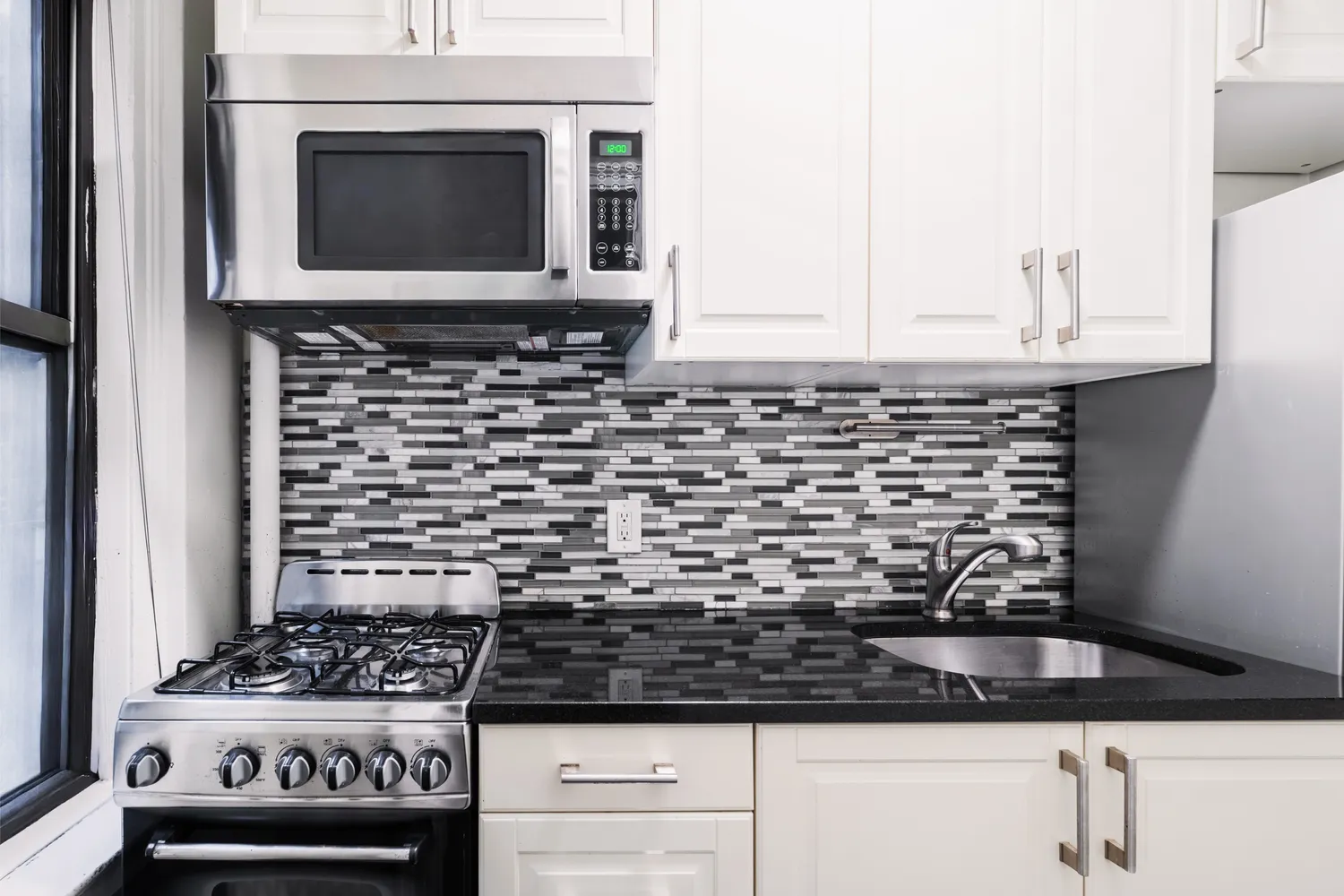 $330,000 | 321 East 54th Street, Unit 3D | Sutton Place