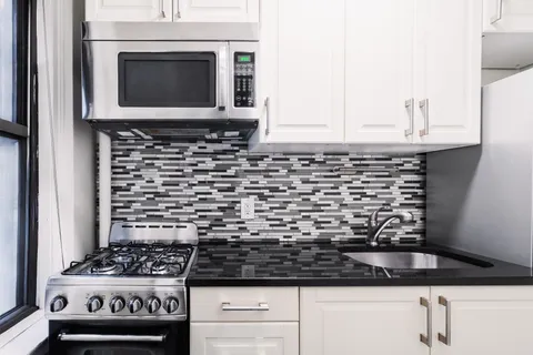 $330,000 | 321 East 54th Street, Unit 3D | Sutton Place