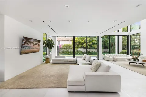 $6,350,000 | 5630 Pine Tree Drive, Miami Beach, FL 33140