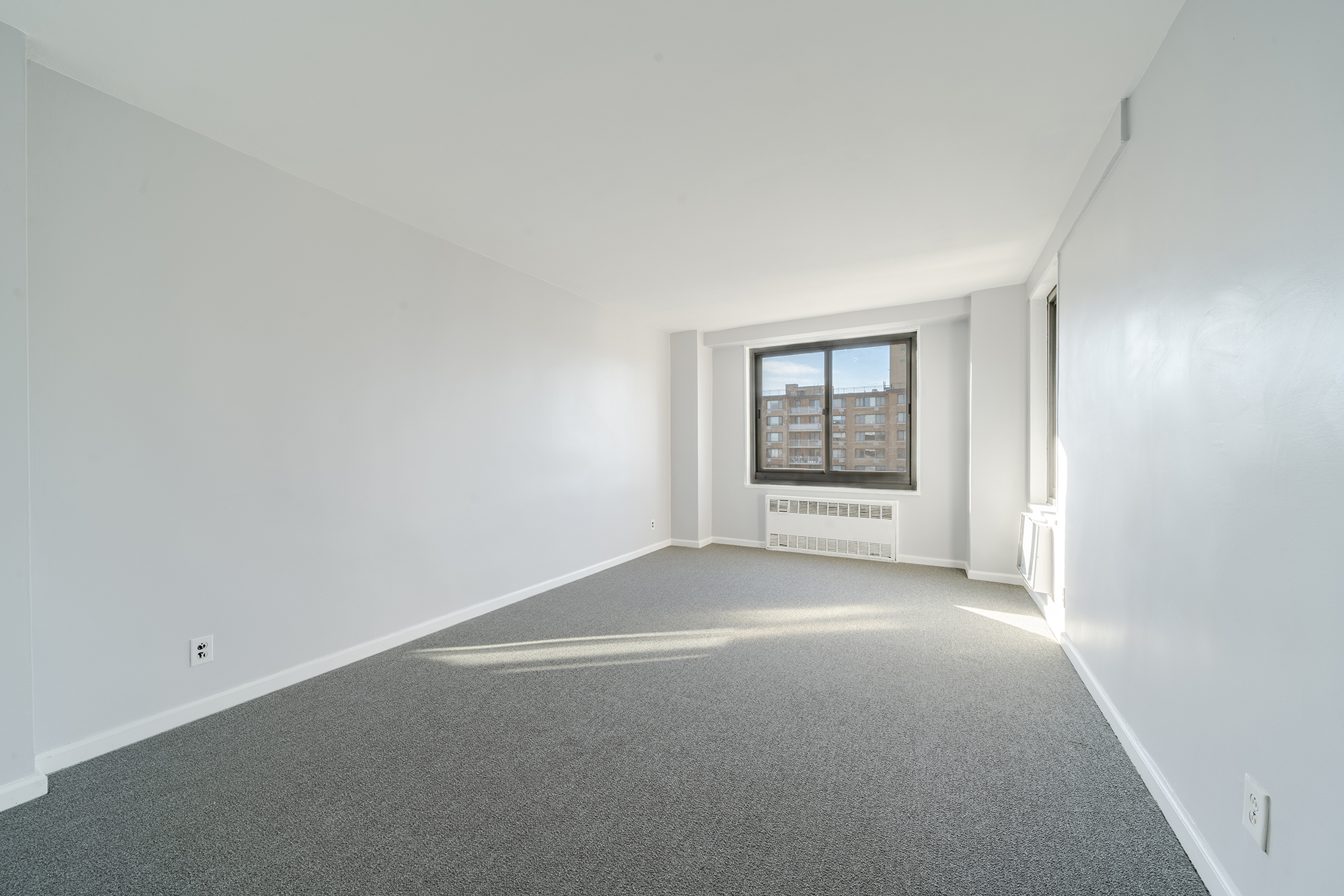 195 Willoughby Avenue, Unit 1518 Brooklyn, NY 11205 - Photo 3 of 7 an empty room with windows