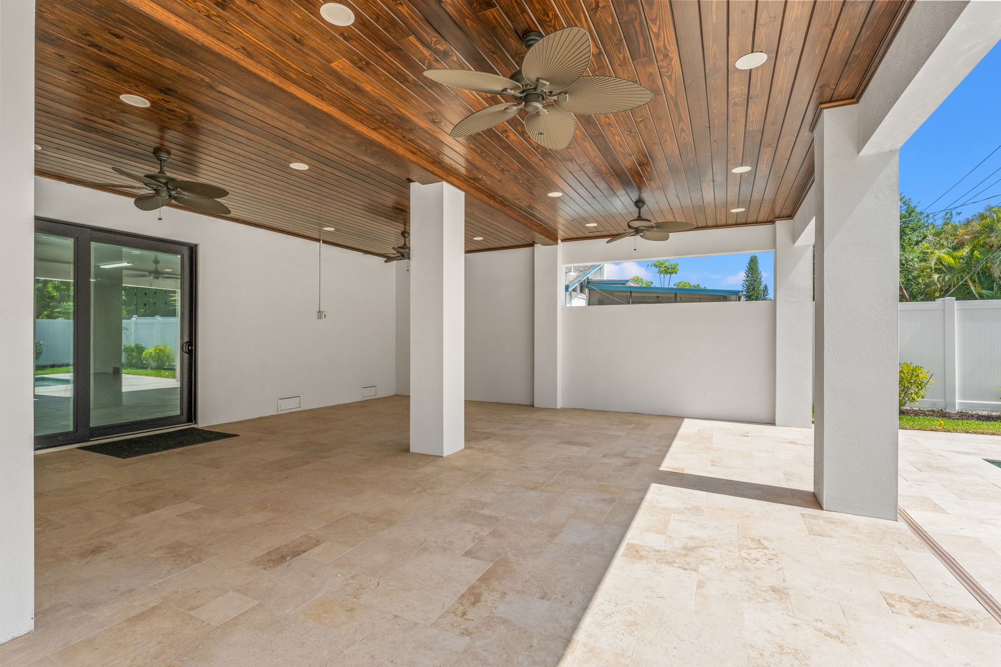 500 East Davis Boulevard Tampa, FL 33606 - Photo 29 of 36 a view of a hallway with a chandelier