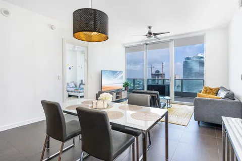 $975,000 | 200 Biscayne Blvd Way, Unit 4812, Miami, FL 33131