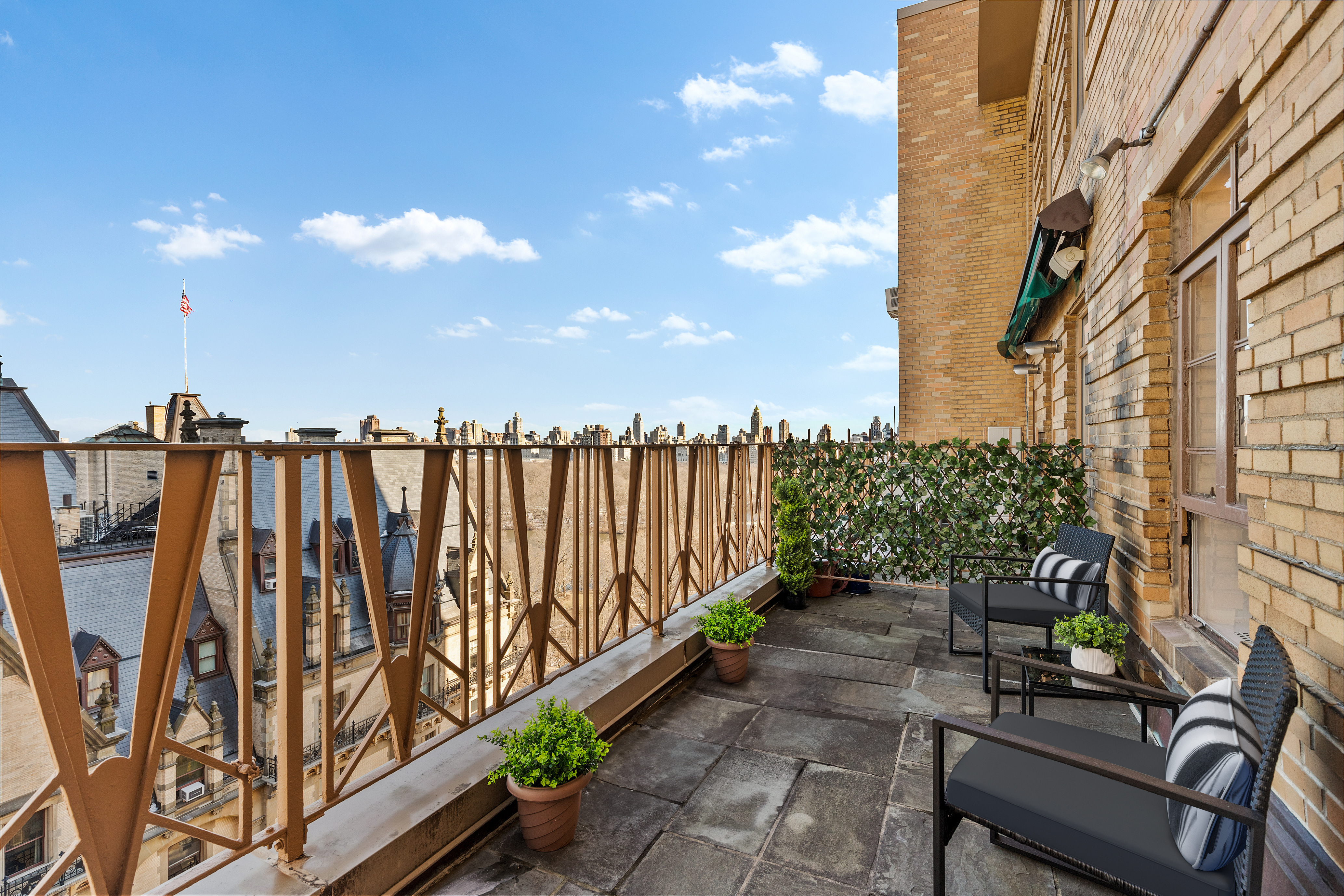 115 Central Park West, Unit 16H Manhattan, NY 10023 - Photo 5 of 30 a backyard of a house with lots of green space