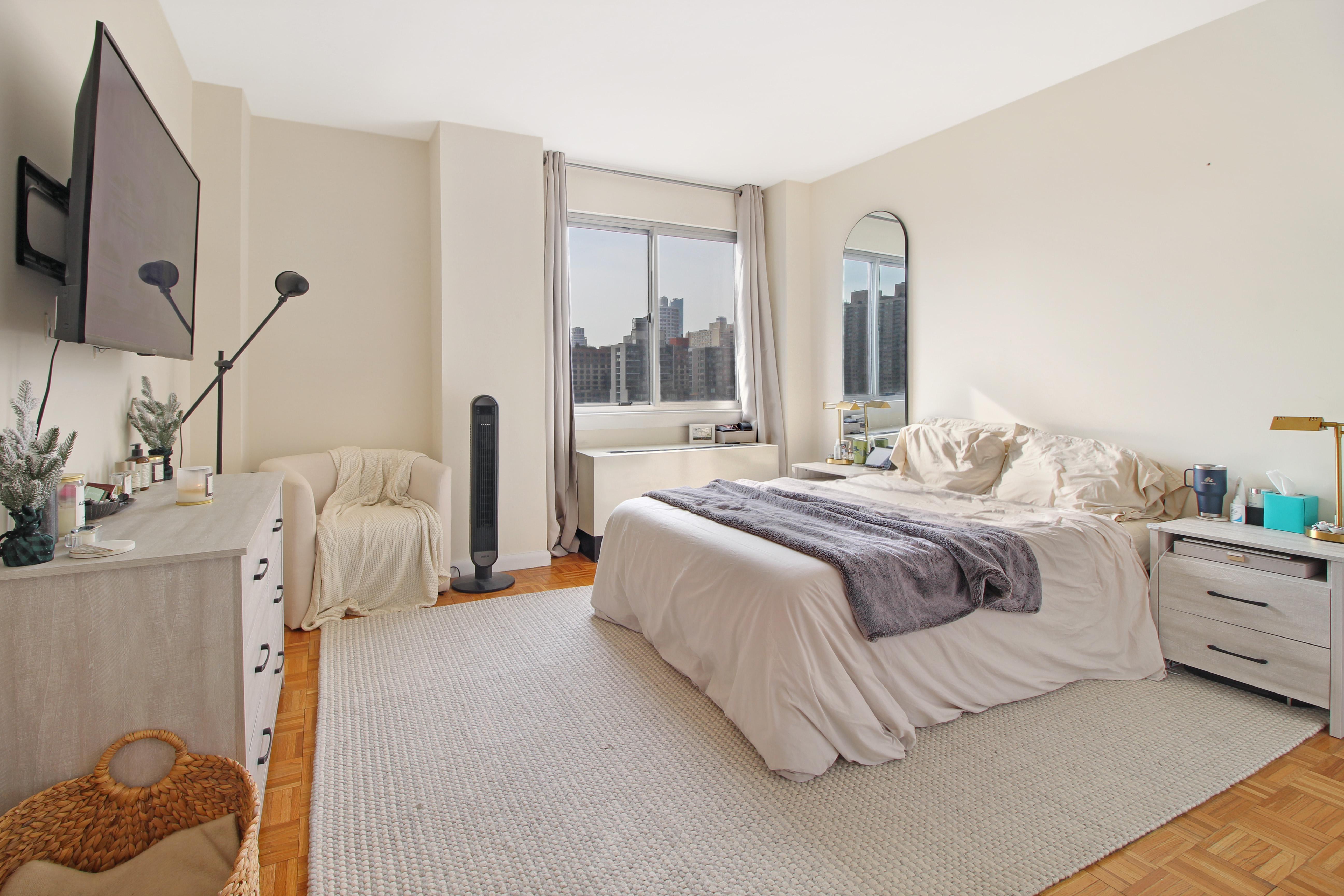 308 East 38th Street, Unit 20A Manhattan, NY 10016 - Photo 9 of 13 a bedroom with bed and a flat tv screen