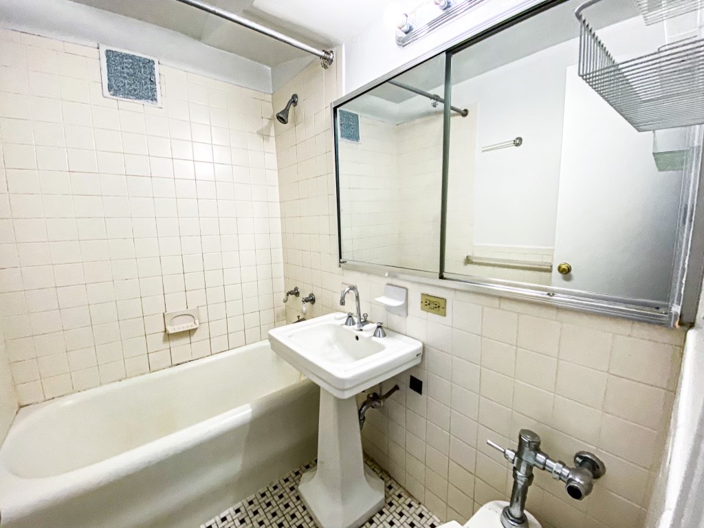 5 Tudor City Place, Unit 618 Manhattan, NY 10017 - Photo 3 of 9