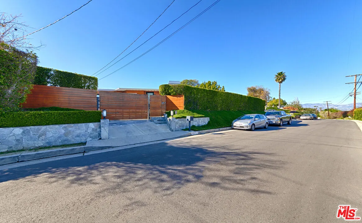 $2,590,000 | 3921 Cody Road, Sherman Oaks, CA 91403