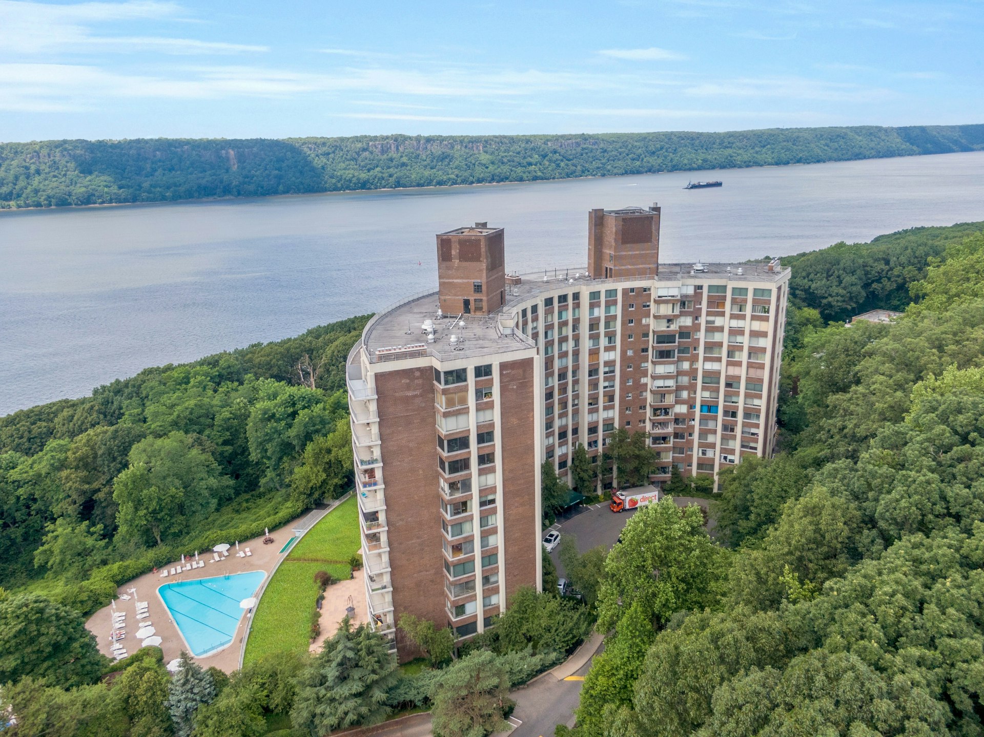 4455 Douglas Avenue, Unit 3F Bronx, NY 10471 - Photo 16 of 27 a view of a building in the garden