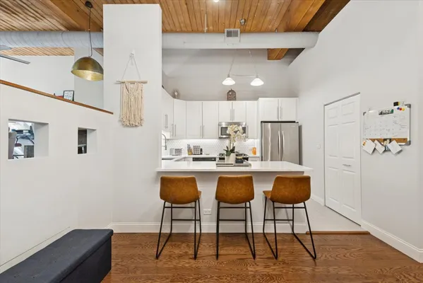 $395,000 | 2804 North Lakewood Avenue, Unit 103, Chicago, IL 60657