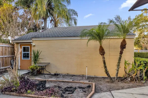 a view of a backyard