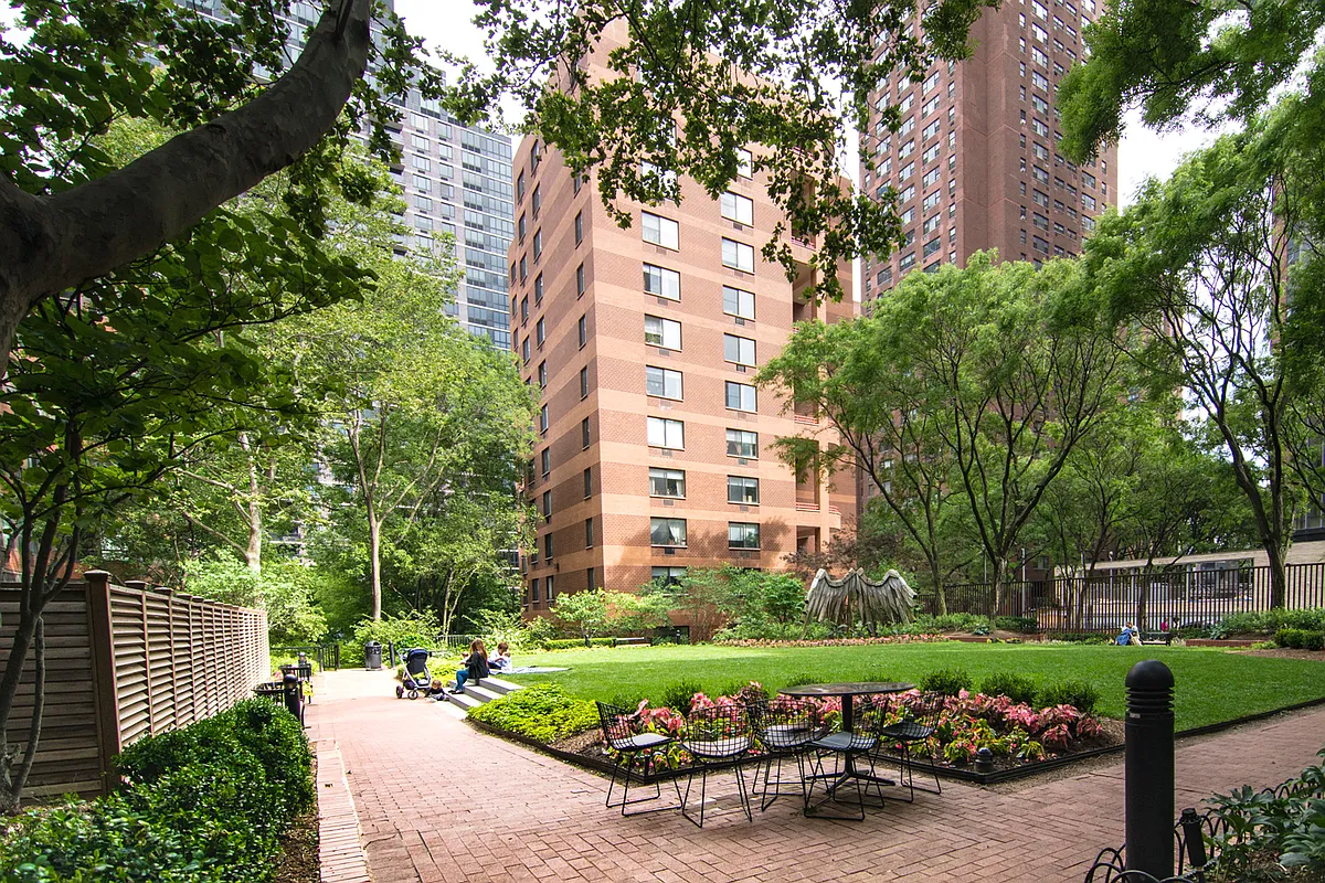 200 East 94th Street, Unit 2911 Manhattan, NY 10128 - Photo 12 of 20 a view of a garden and covered with tall trees