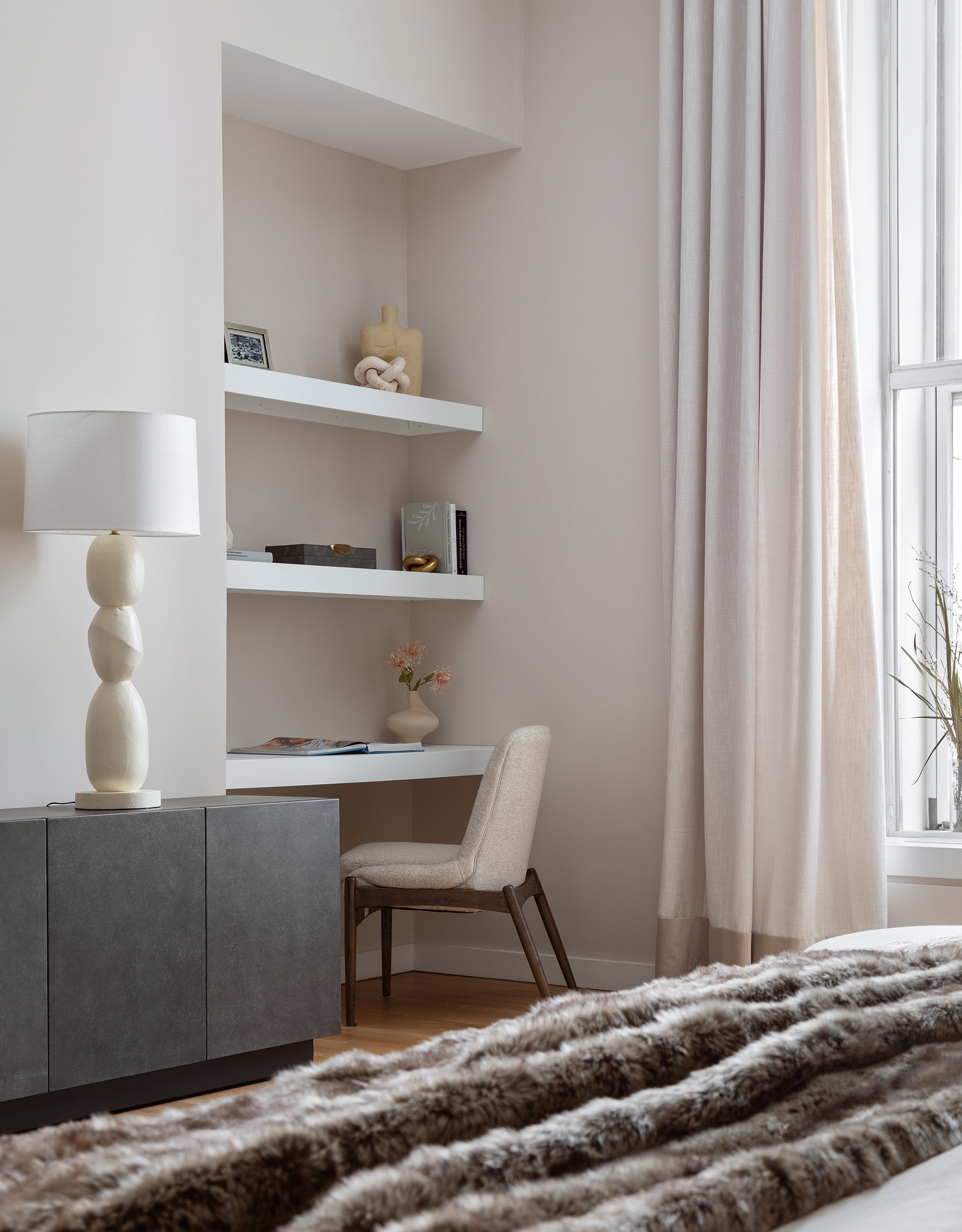 76 Crosby Street, Unit 2A Manhattan, NY 10012 - Photo 7 of 12 a bedroom with a bed and lamp