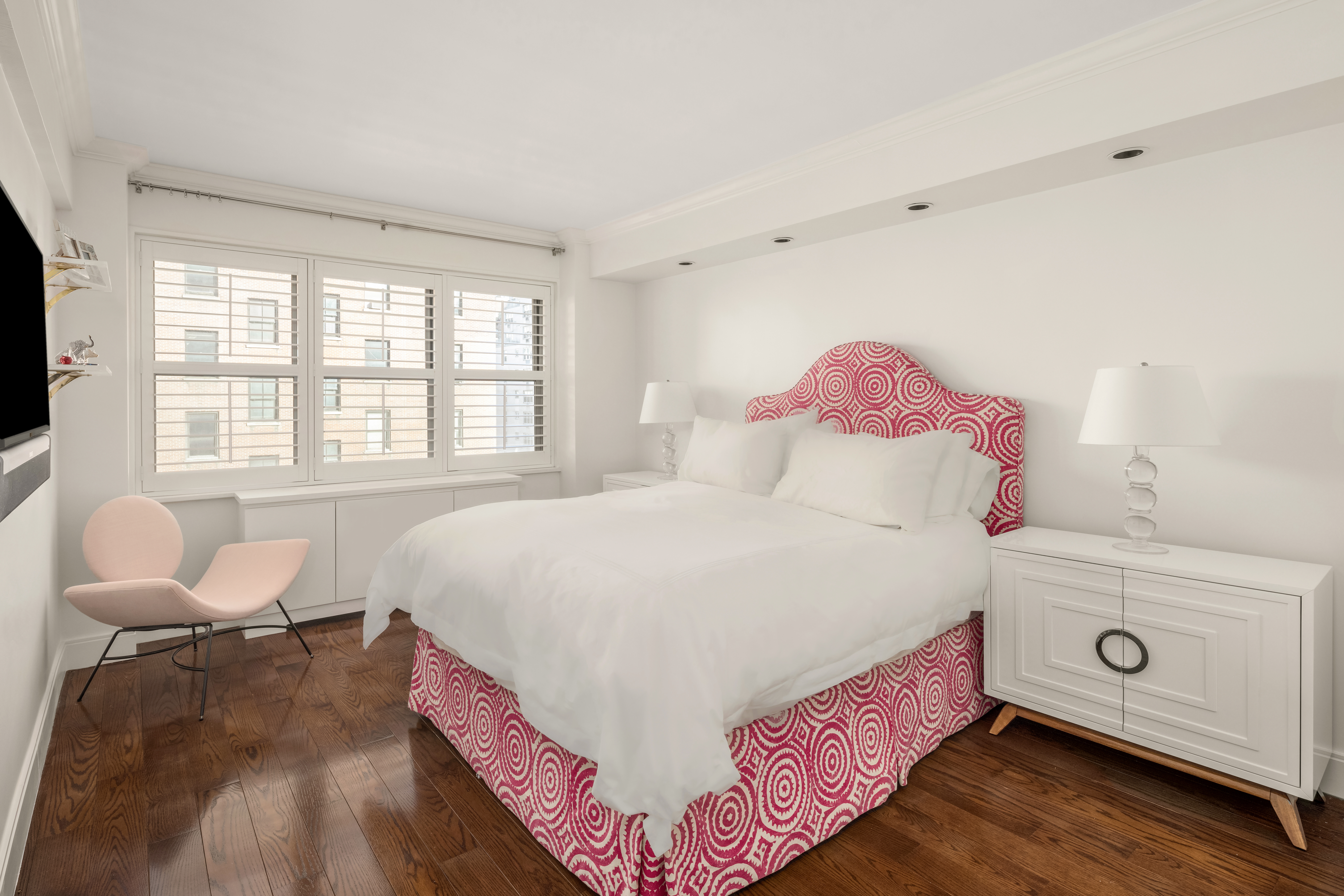 136 East 76th Street, Unit 8C Manhattan, NY 10021 - Photo 7 of 10 a bed room with a bed and a chair
