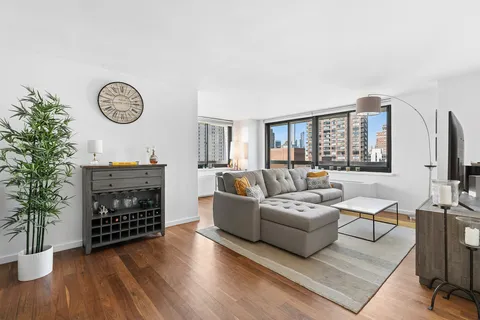 $1,650,000 | 515 East 72nd Street, Unit 23G | Lenox Hill
