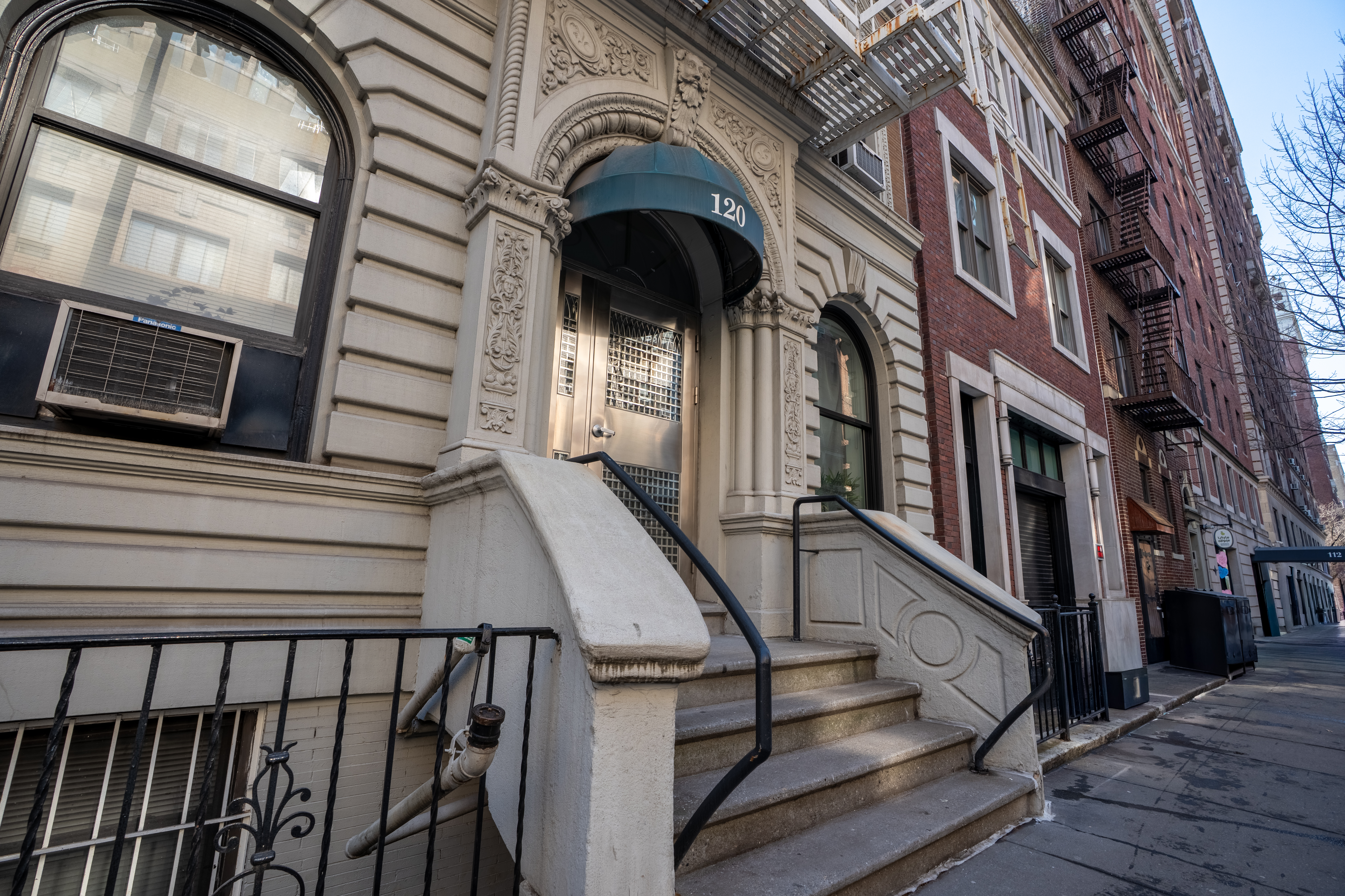 120 East 83rd Street, Unit 3D Manhattan, NY 10028 - Photo 7 of 8 a view of an entryway
