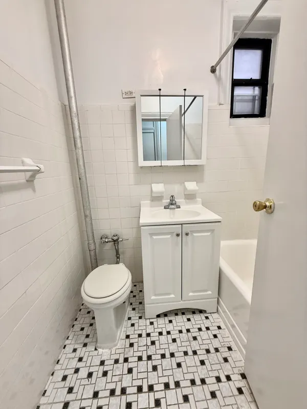 $1,950 | 30 Seaman Avenue, Unit 1 | Inwood