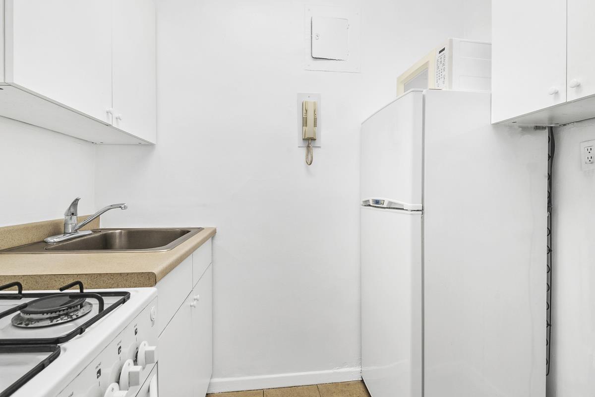 240 East 46th Street, Unit 5B Manhattan, NY 10017 - Photo 3 of 7
