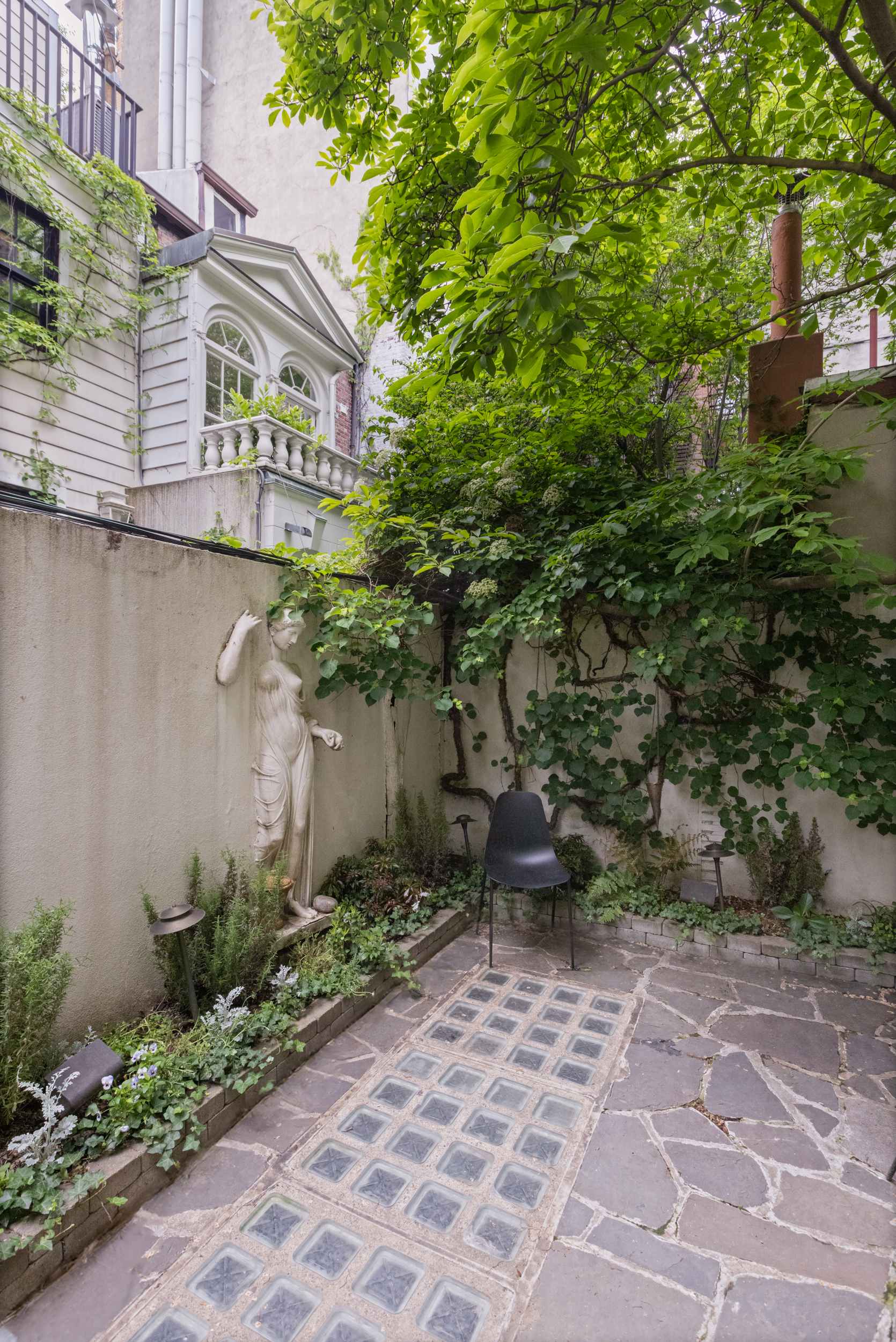 49 Barrow Street Manhattan, NY 10014 - Photo 14 of 25 a backyard of a house with lots of green space