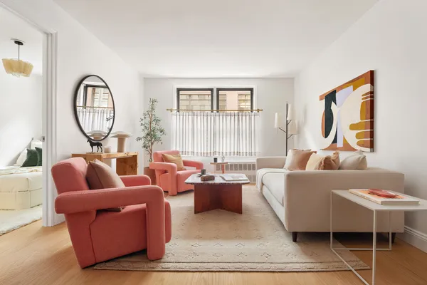 $829,000 | 165 Christopher Street, Unit 1U | West Village