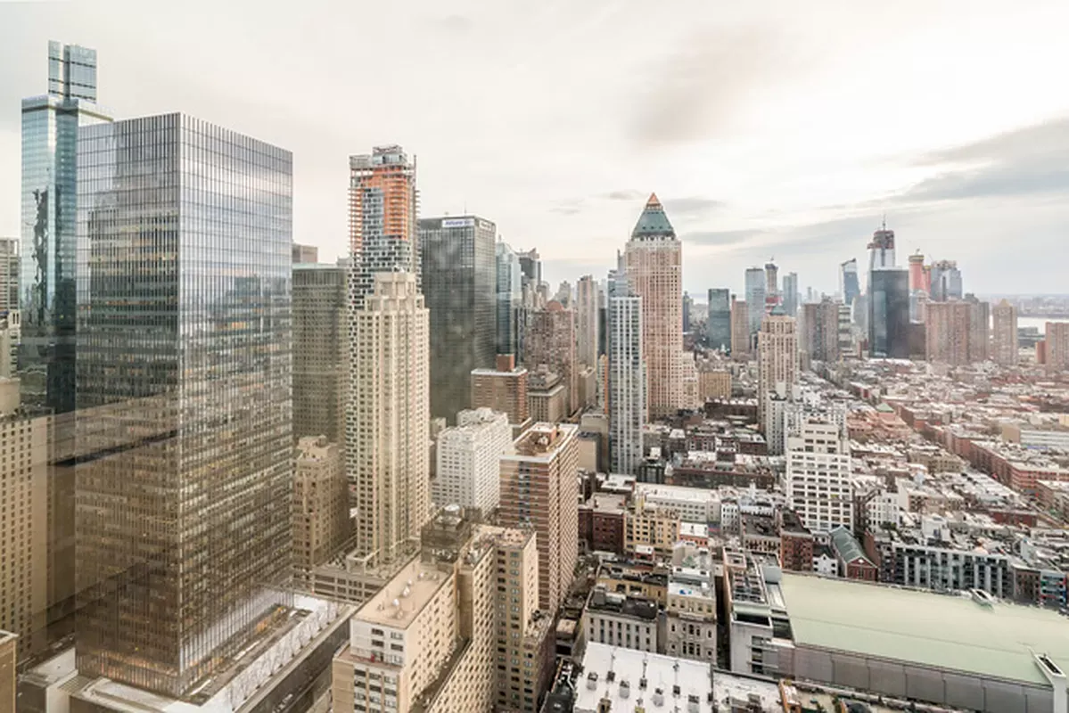 $955,000 | 322 West 57th Street, Unit 38Q | Hell's Kitchen