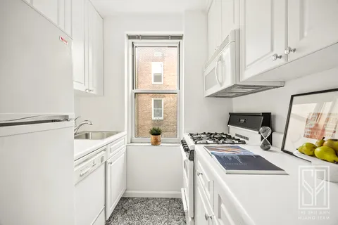 $725,000 | 30 Monroe Place, Unit 5C | Brooklyn Heights