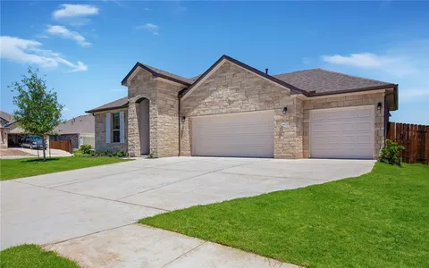 a front view of house with yard and garage