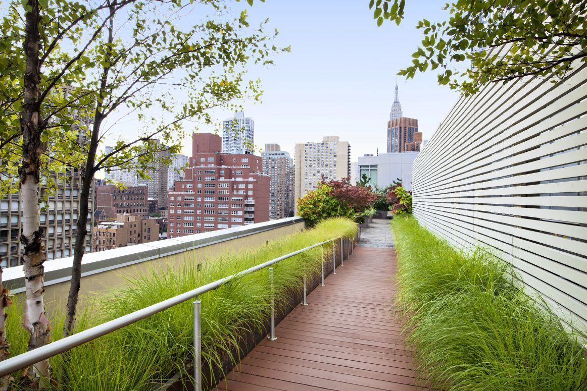 303 East 33rd Street, Unit B2 Manhattan, NY 10016 - Photo 17 of 24 a view of a balcony with yard