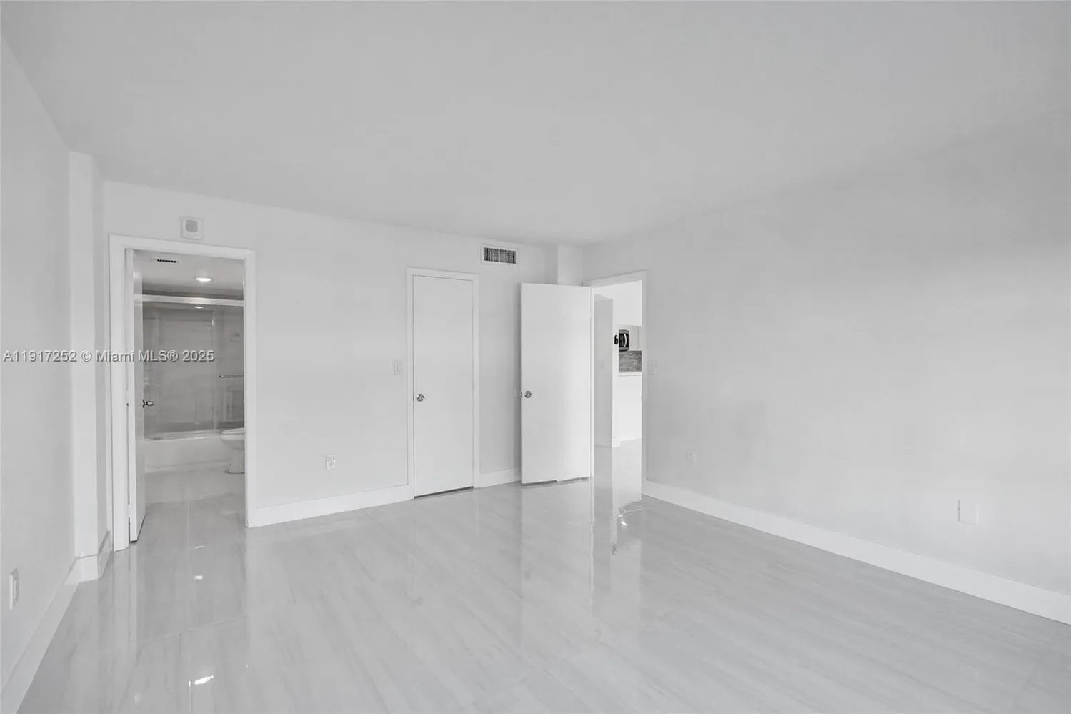 $1,700 | 4164 Inverrary Drive, Unit 305, Lauderhill, FL 33319