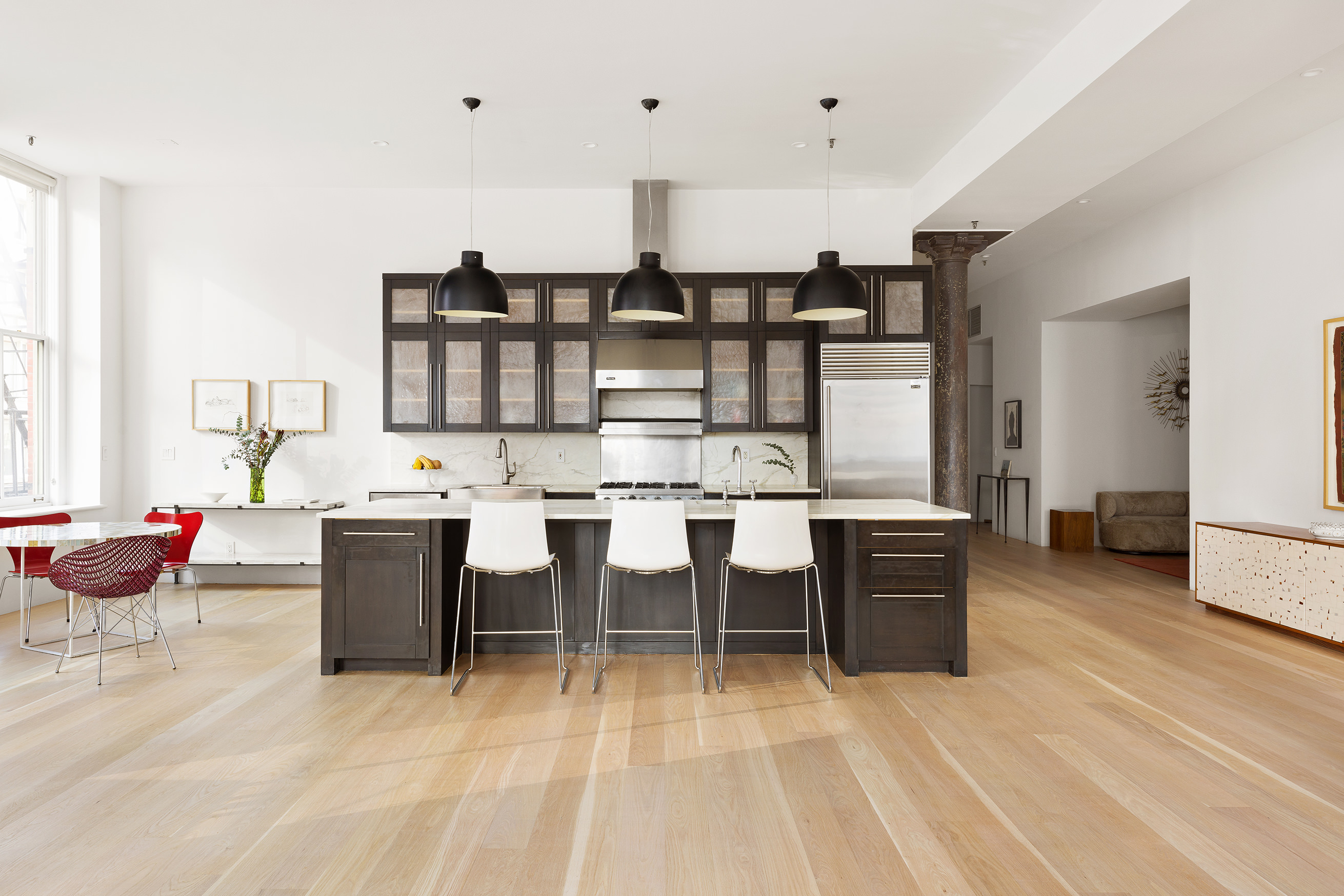 60 Warren Street, Unit 2 Manhattan, NY 10007 - Photo 4 of 16 a large kitchen with a table and chairs