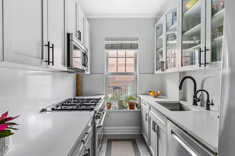 $899,900 | 67 Morton Street, Unit 6D | West Village