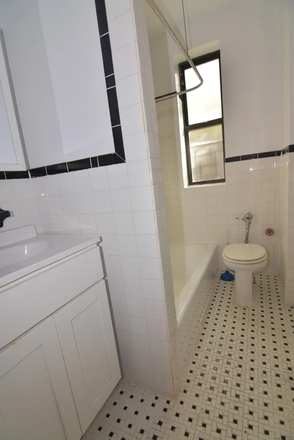 $2,087 | 133 Seaman Avenue, Unit 1C | Inwood