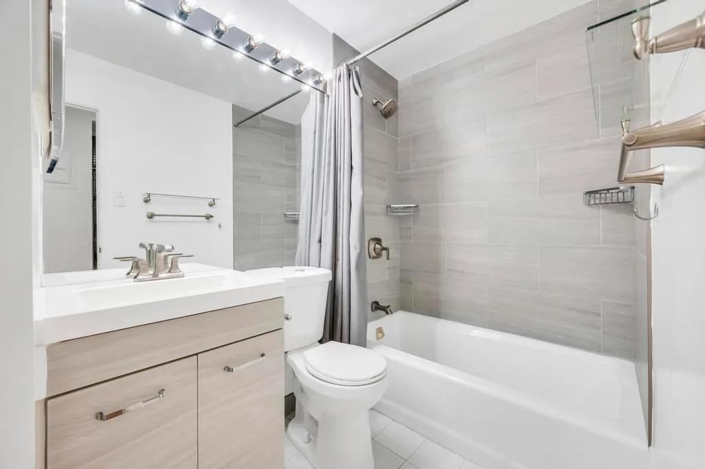 $4,400 | 222 West 14th Street, Unit 3L | West Village