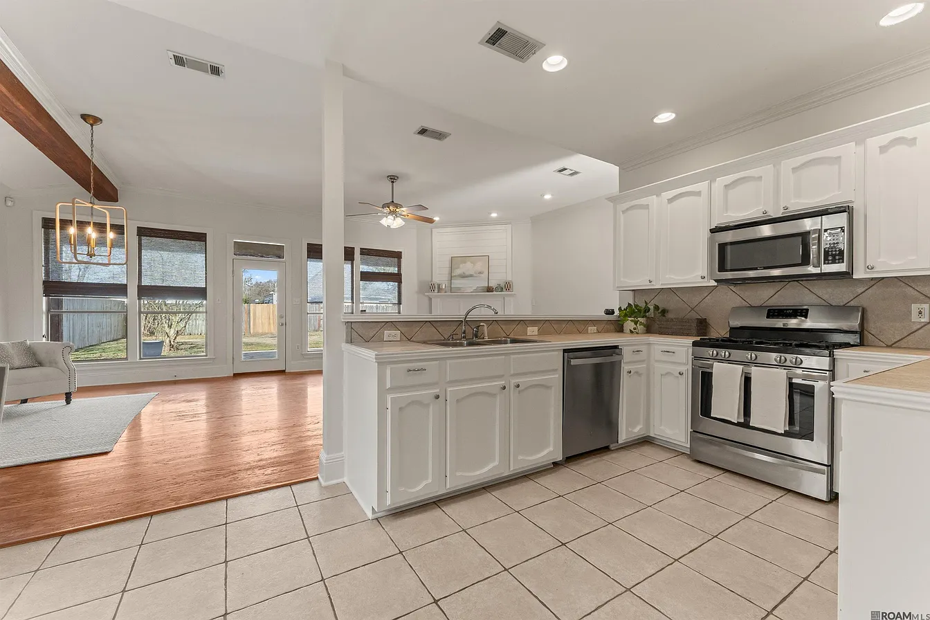 10121 Springpark Avenue Baton Rouge, LA 70810 - Photo 7 of 24