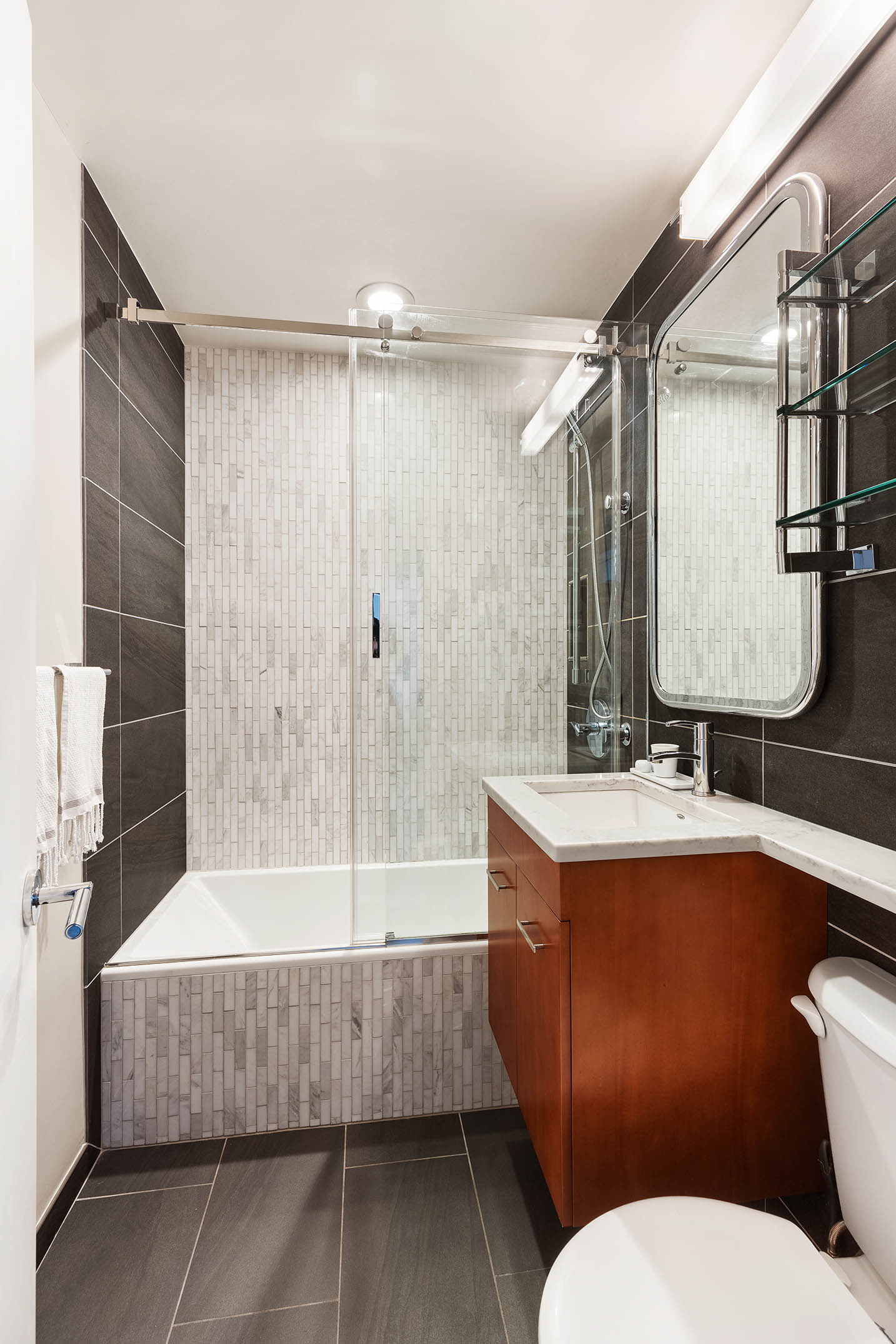 233 East 70th Street, Unit 17T Manhattan, NY 10021 - Photo 7 of 8