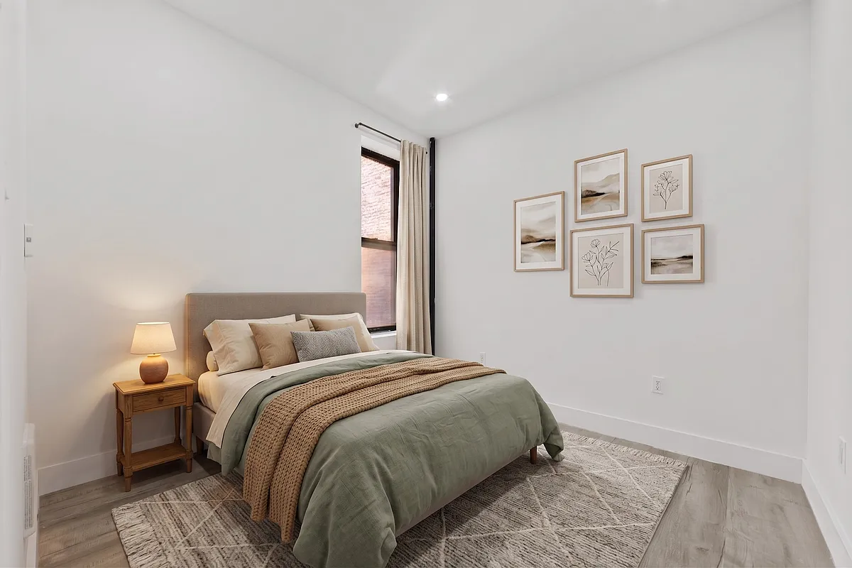 301 East 90th Street, Unit 4C Manhattan, NY 10128 - Photo 5 of 11 a bedroom with a bed and a painting on the wall