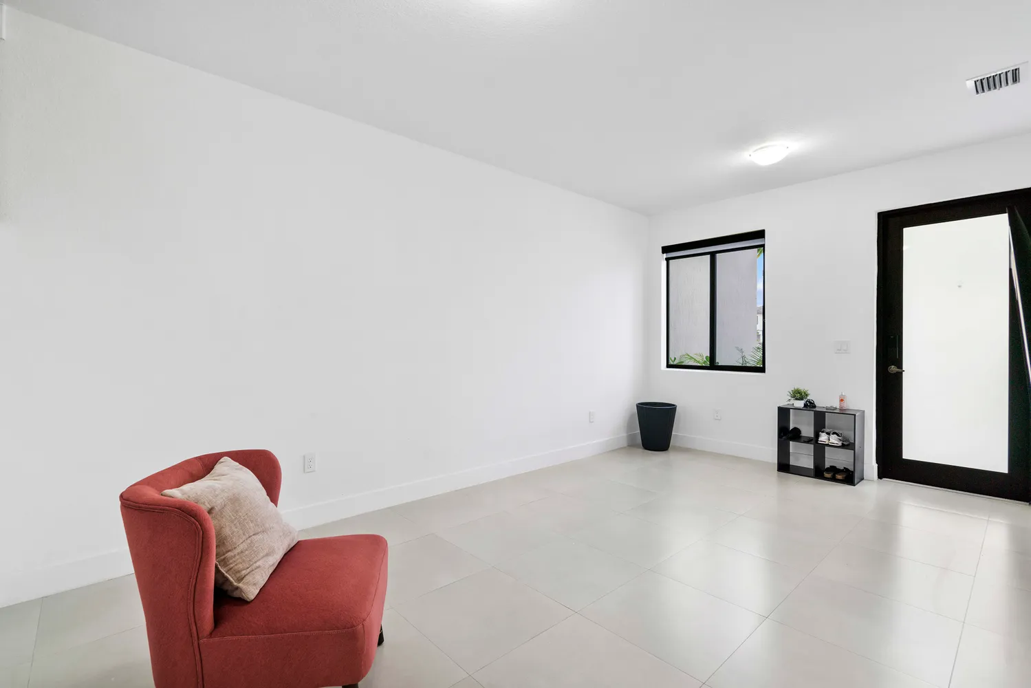 a view of livingroom with furniture