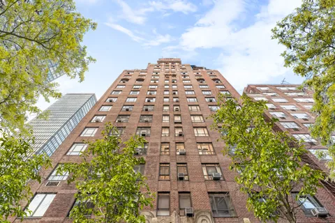 $825,000 | 2 Beekman Place, Unit 12F | Midtown East