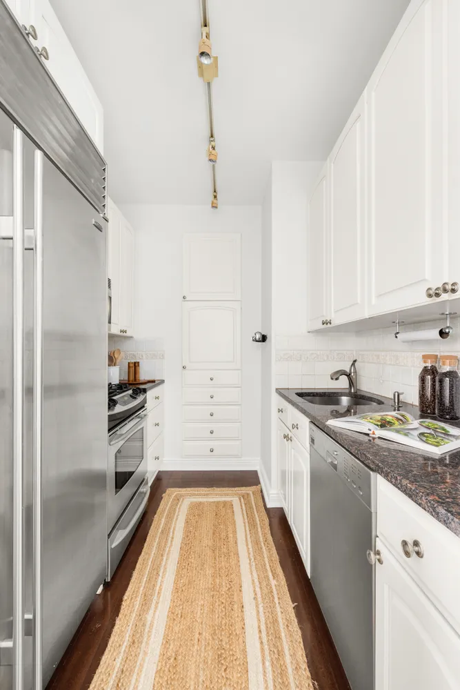 $2,475,000 | 200 East 69th Street, Unit 29B | Lenox Hill