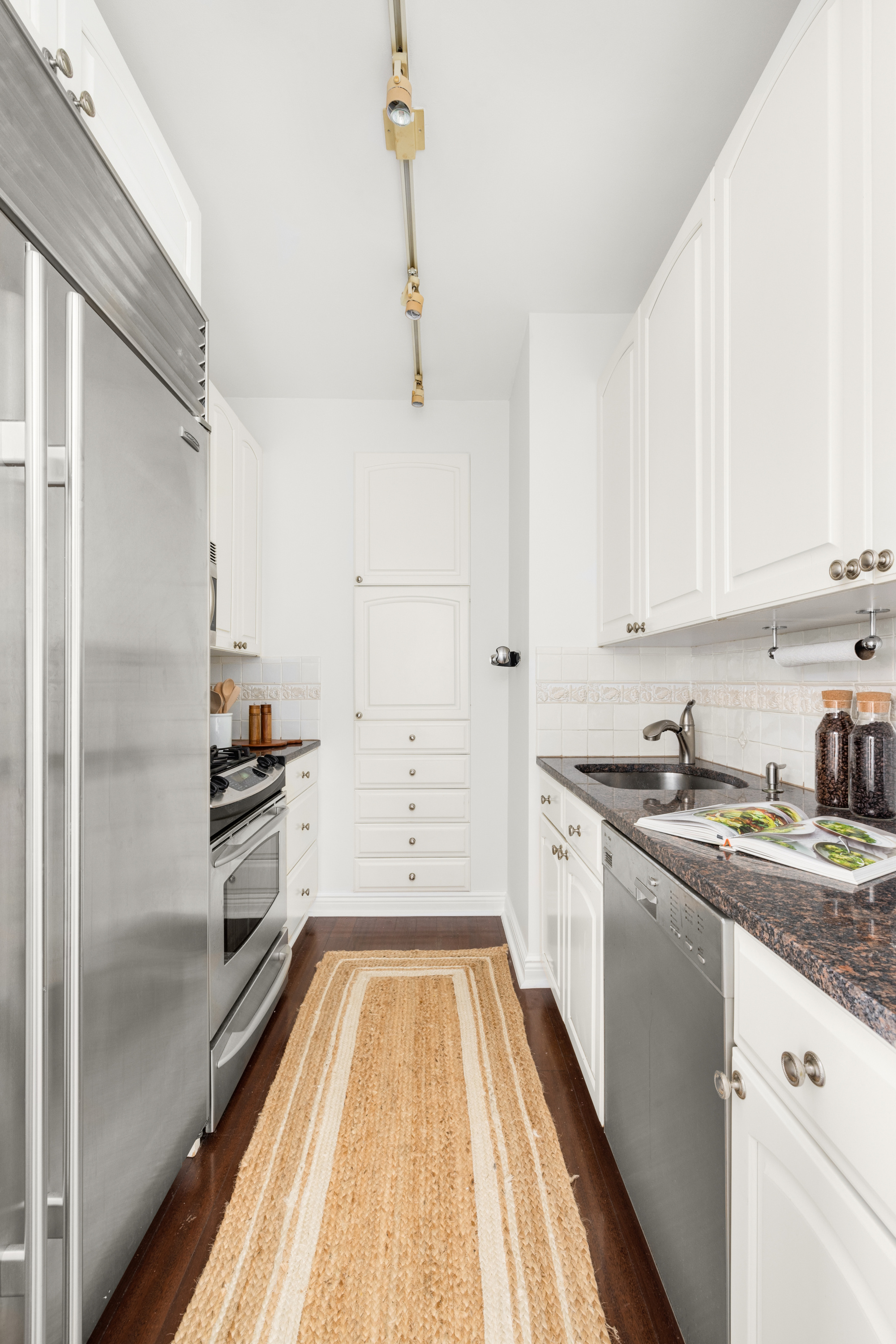 200 East 69th Street, Unit 29B Manhattan, NY 10021 - Photo 4 of 13