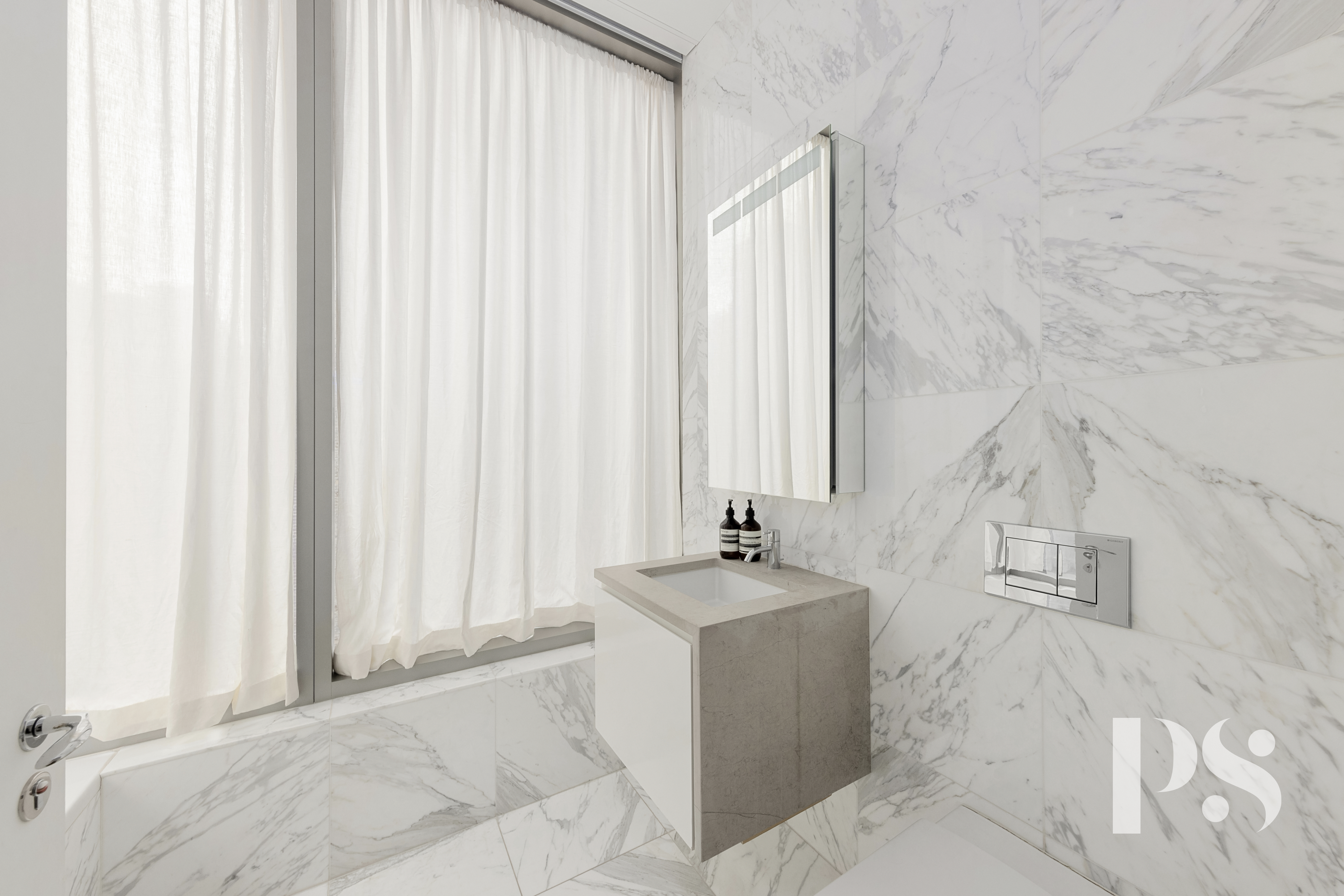 23 East 22nd Street, Unit 8A Manhattan, NY 10010 - Photo 14 of 25 a bathroom with bathtub and window