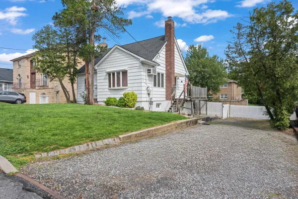 $749,000 | 223 Darlington Avenue | Huguenot