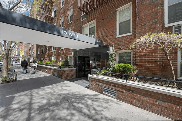 13 West 13th Street, Unit 2DS Manhattan, NY 10011 - Photo 18 of 19 a view of a chairs and tables in the patio