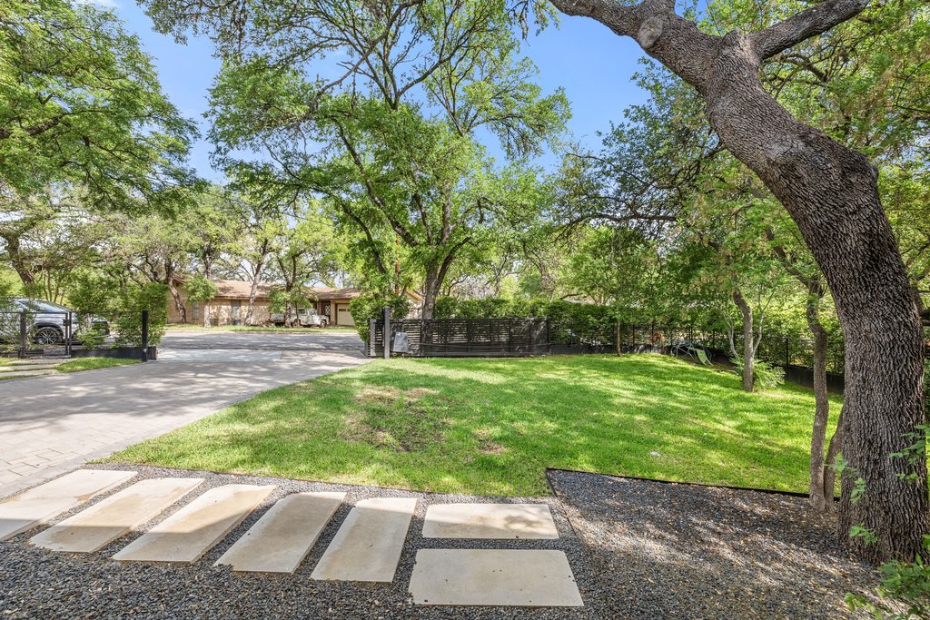 401 Honeycomb Ridge Austin, TX 78746 - Photo 32 of 34