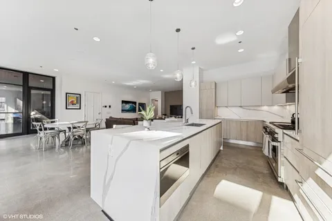 $2,999,999 | 900 West Washington Boulevard, Unit 202, Chicago, IL 60607