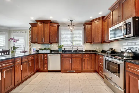 $1,265,000 | 2 Heritage Lane, Saugus, MA 01906