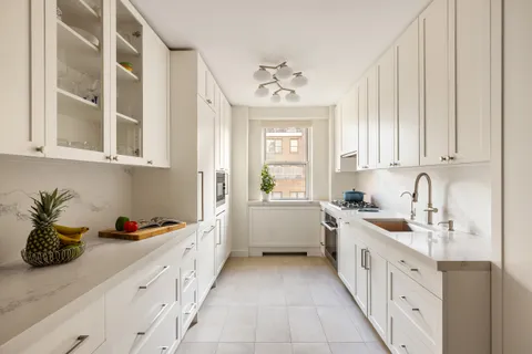 $2,295,000 | 135 East 83rd Street, Unit 14B | Upper East Side