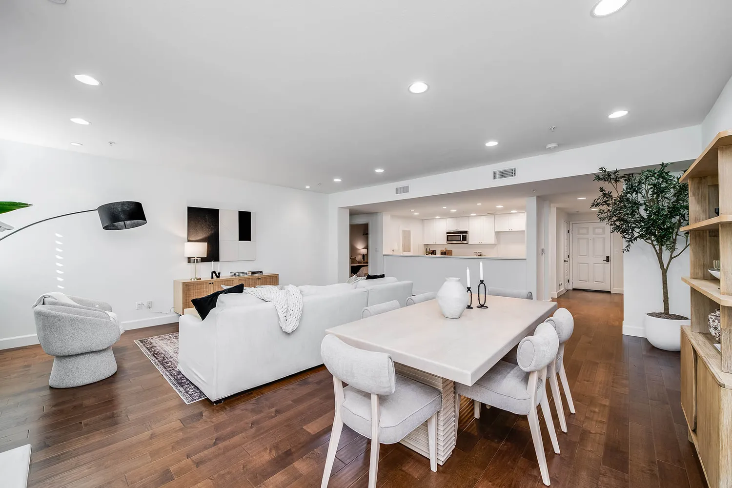 $1,095,000 | 10648 Woodbridge Street, Unit 105, Toluca Lake, CA 91602