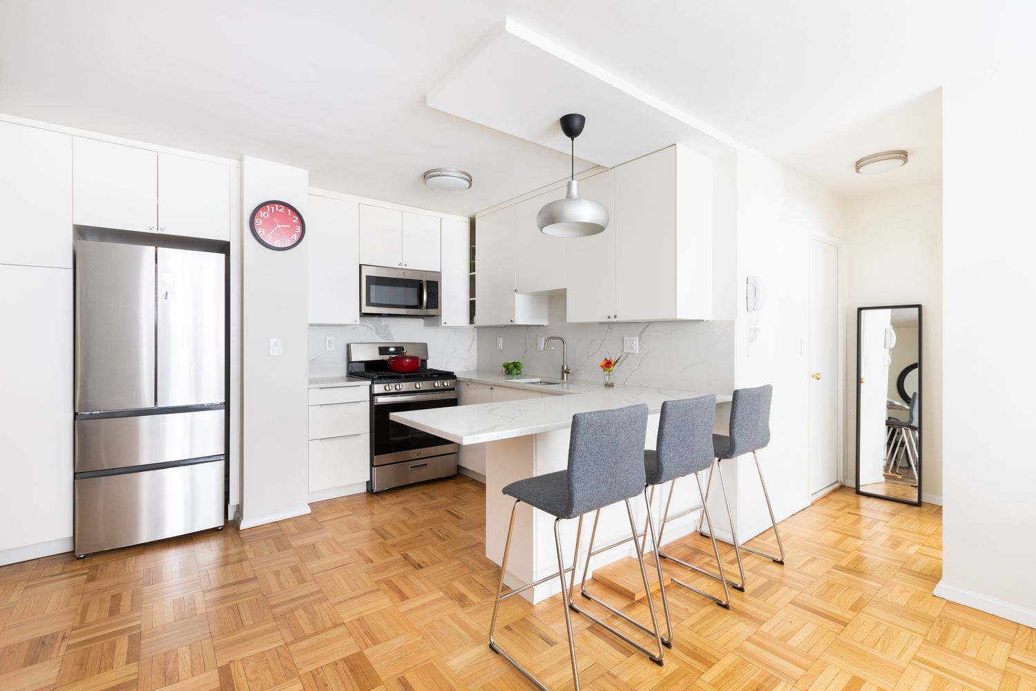 $875,000 | 15 West 72nd Street, Unit 5T | Upper West Side