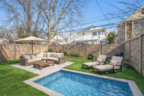 $2,495,000 | 153 Amherst Street | Manhattan Beach